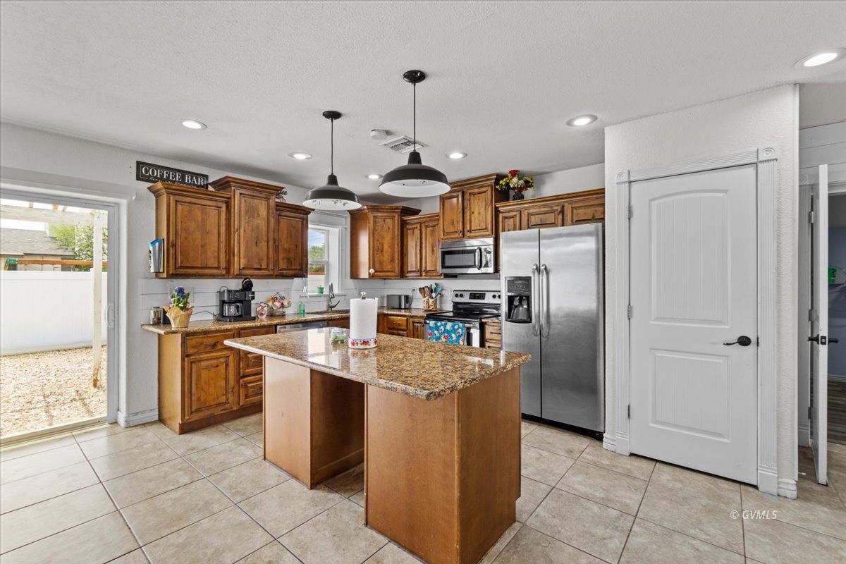 1007 W Rose Ln