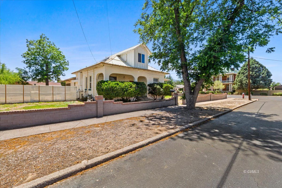 320 W 11th St