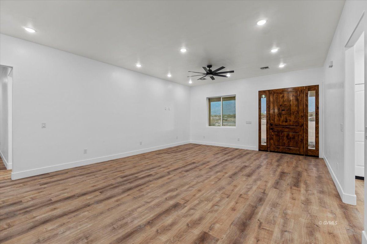 476 E Dakota Dr