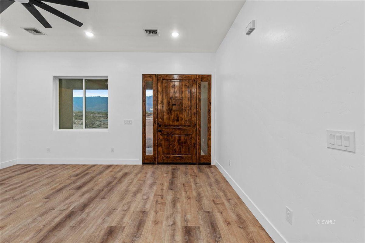 476 E Dakota Dr