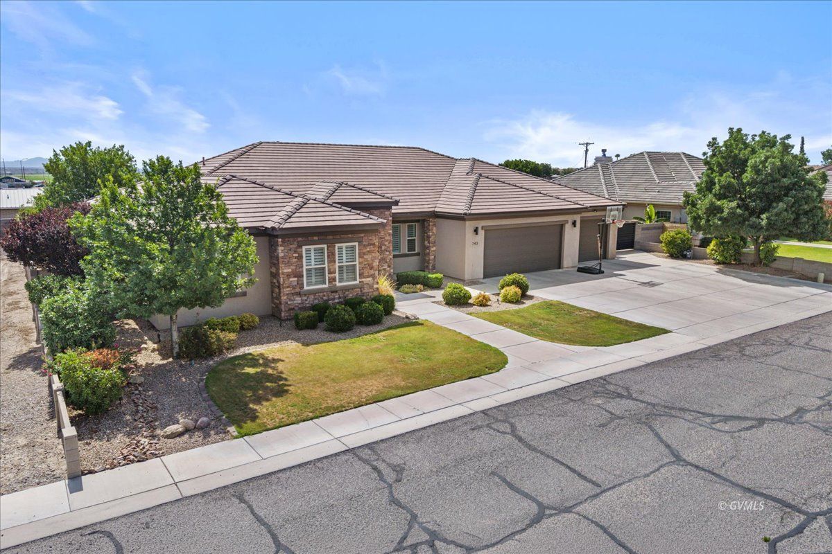 743 N Diamond Springs Dr