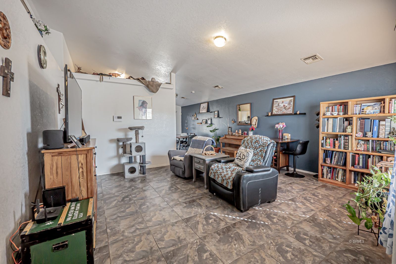 490 W 24th St