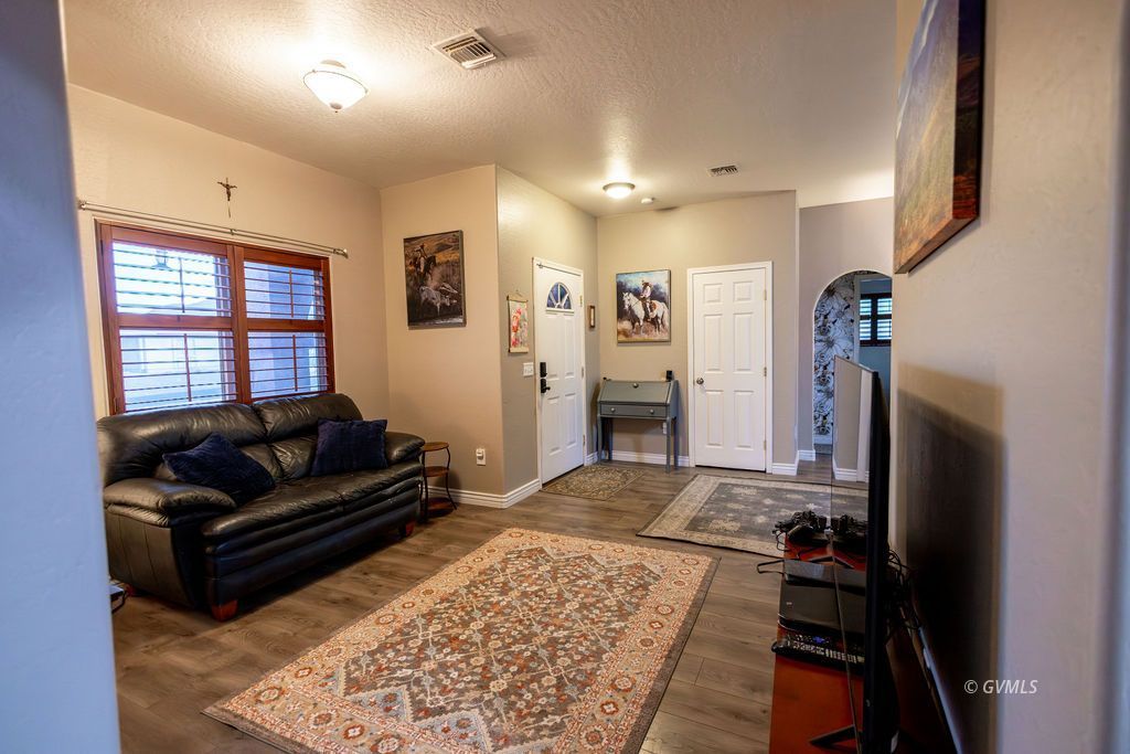 584 W Puma Dr