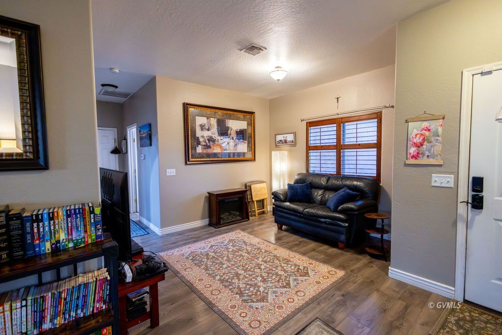 584 W Puma Dr