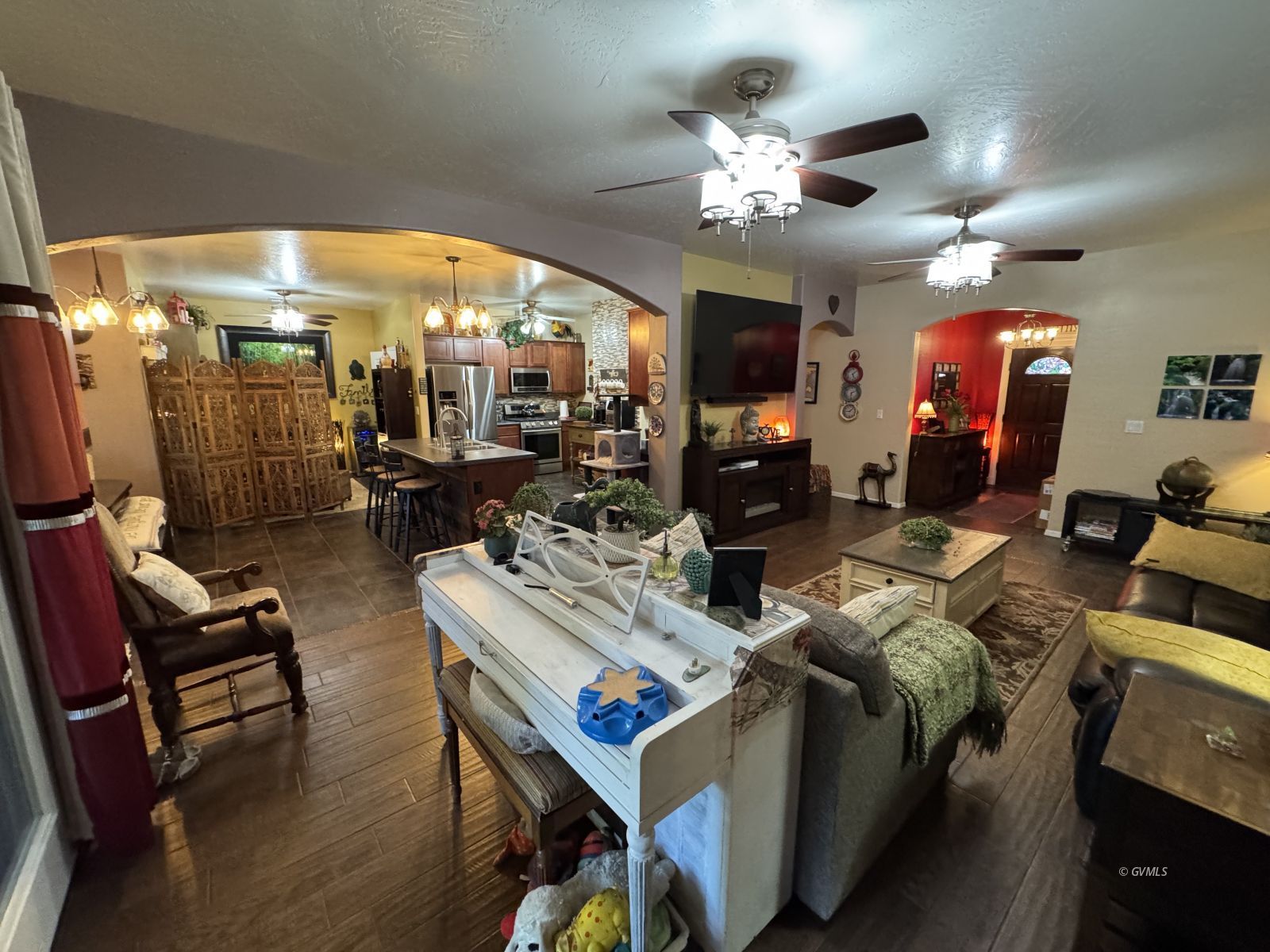 835 W 25th St