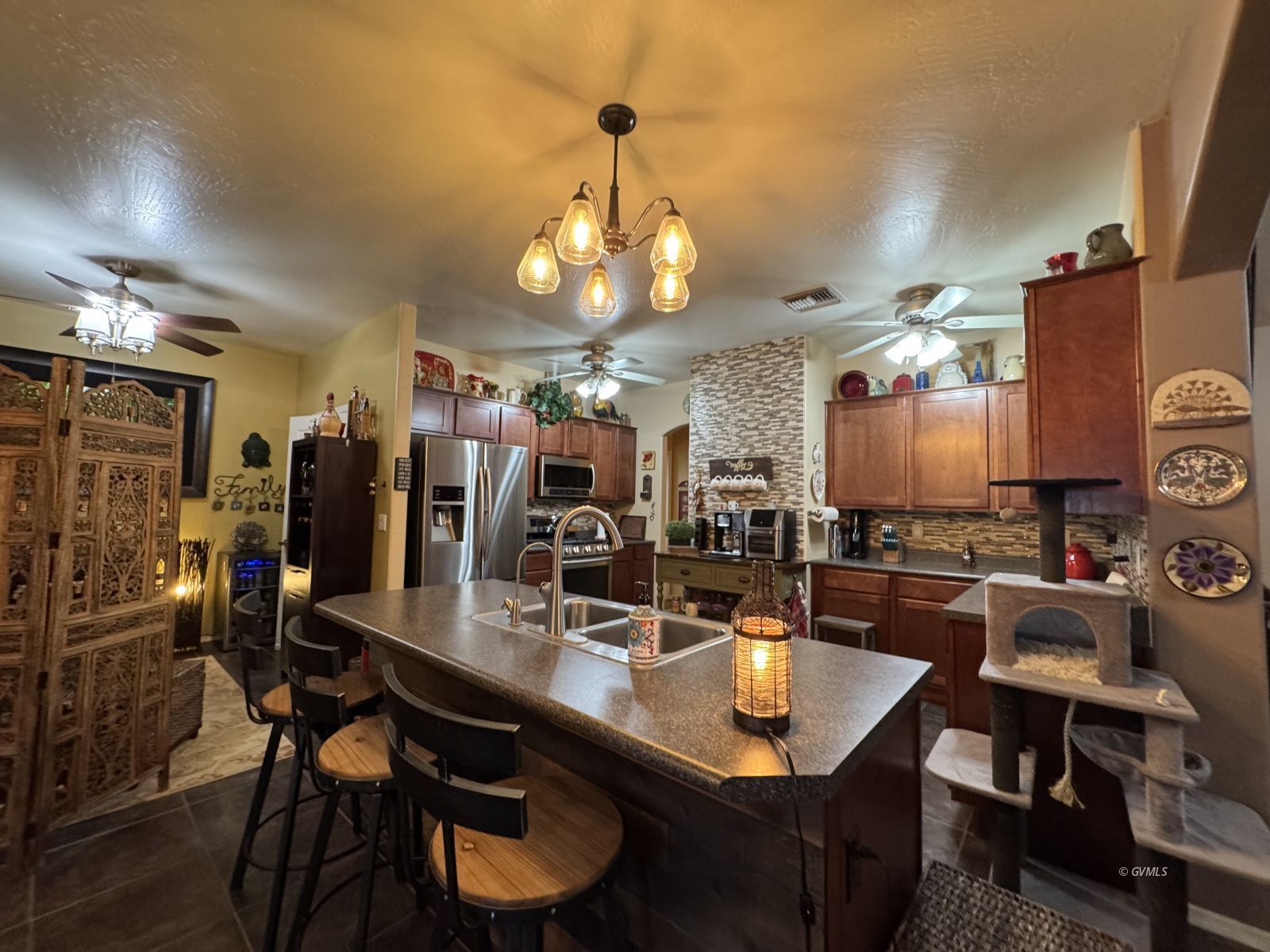 835 W 25th St