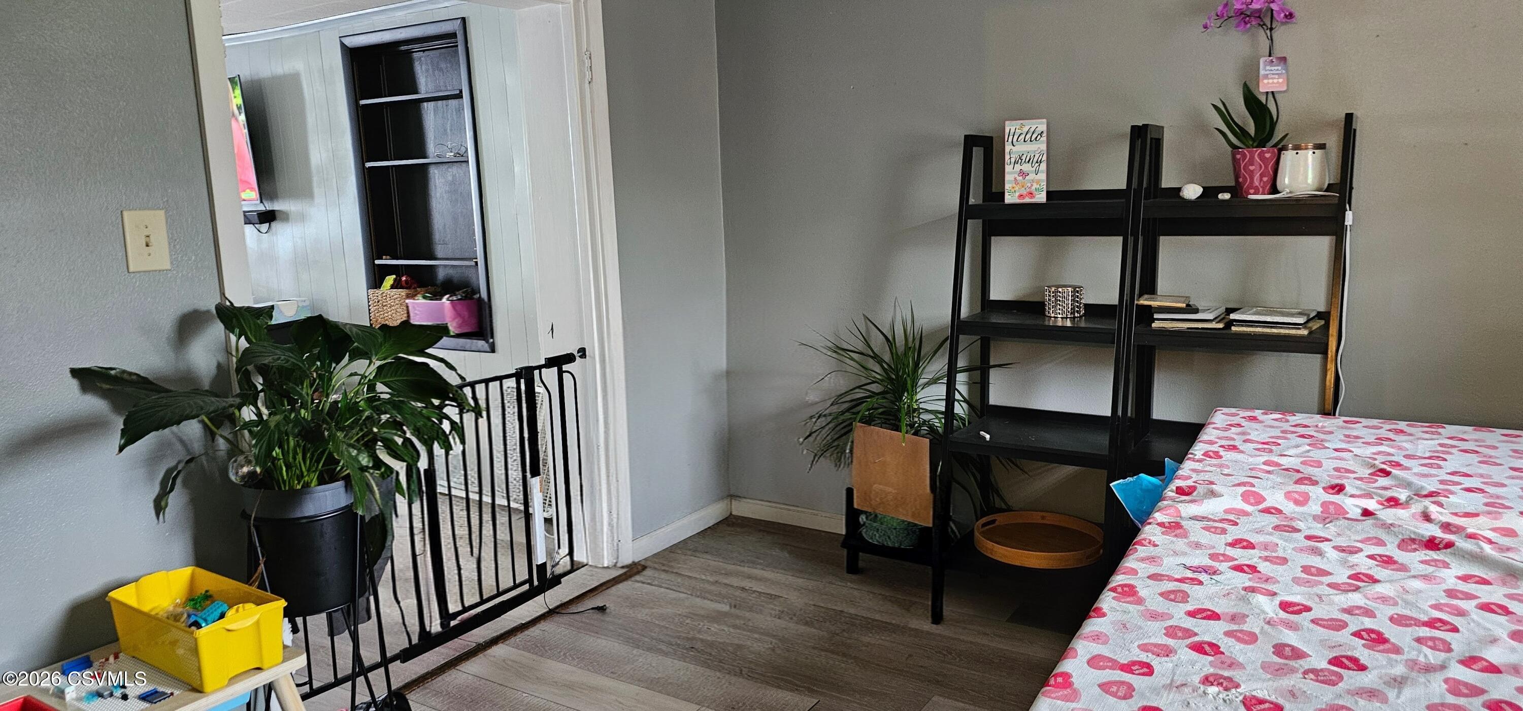 Properties 6 465 QUEEN Street