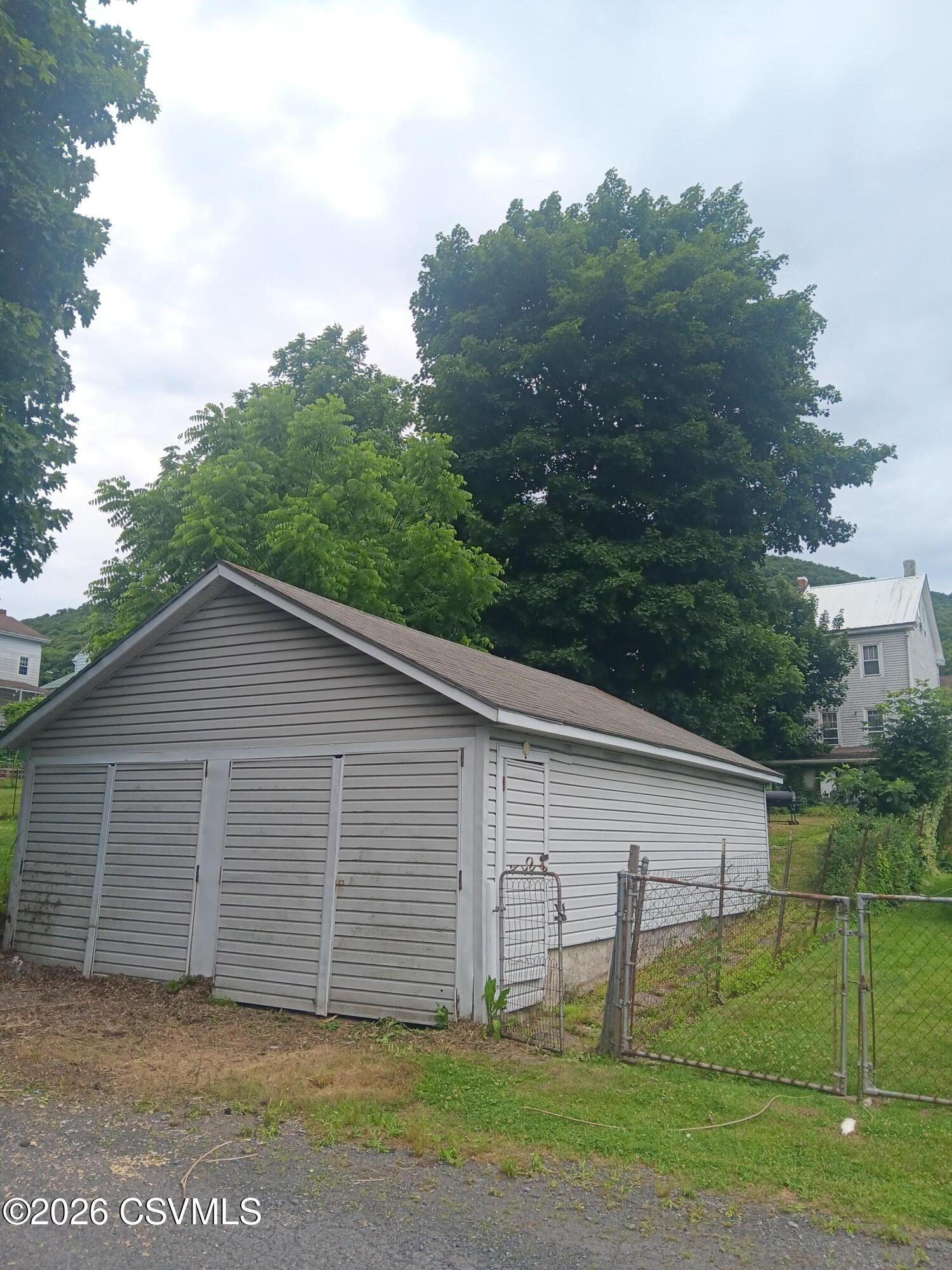 1033 w shamokin street