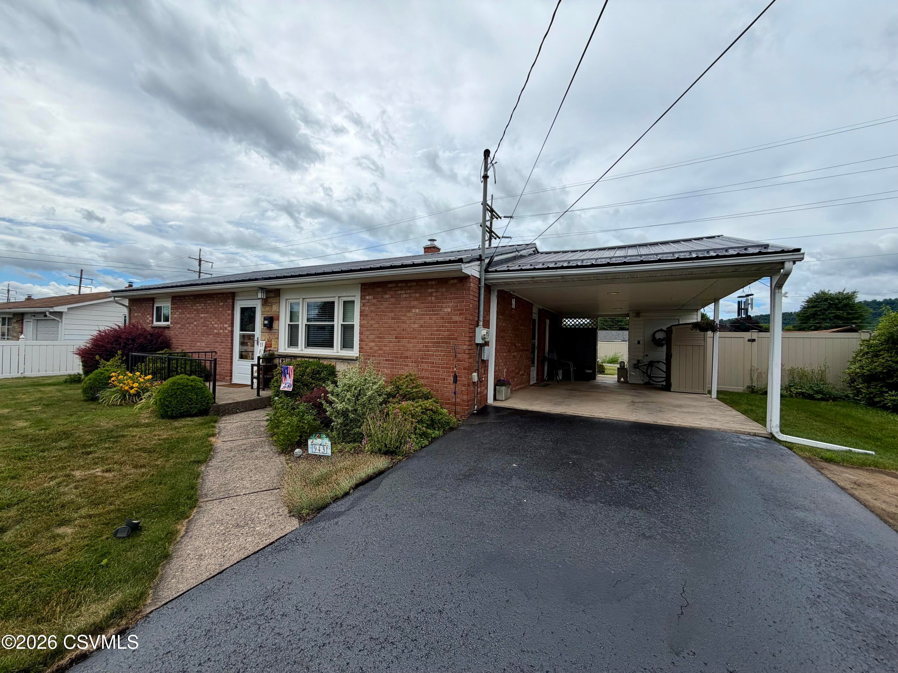 943 e 5th street