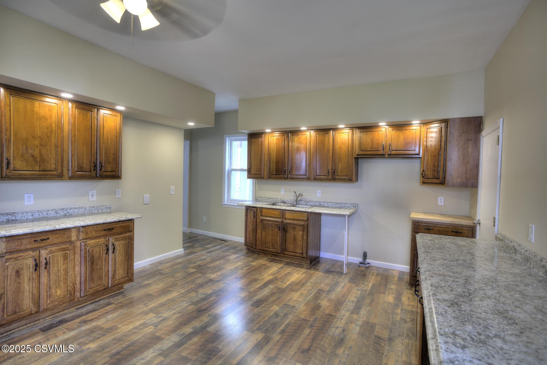 Properties 6 407 MAIN Street