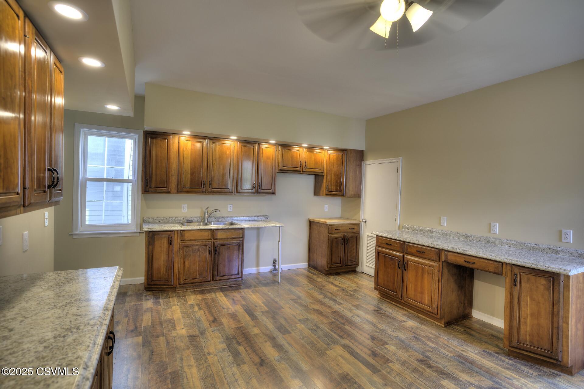 Properties 5 407 MAIN Street