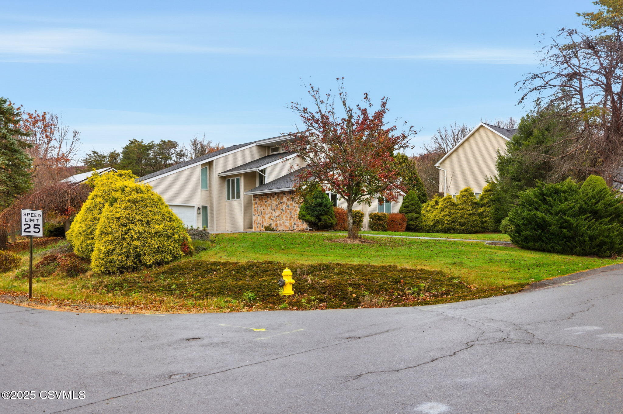 Properties 3 87 LINDSEY Avenue