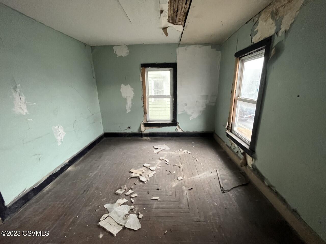 Photo 8 of 9 of 233 W SUNBURY Street house