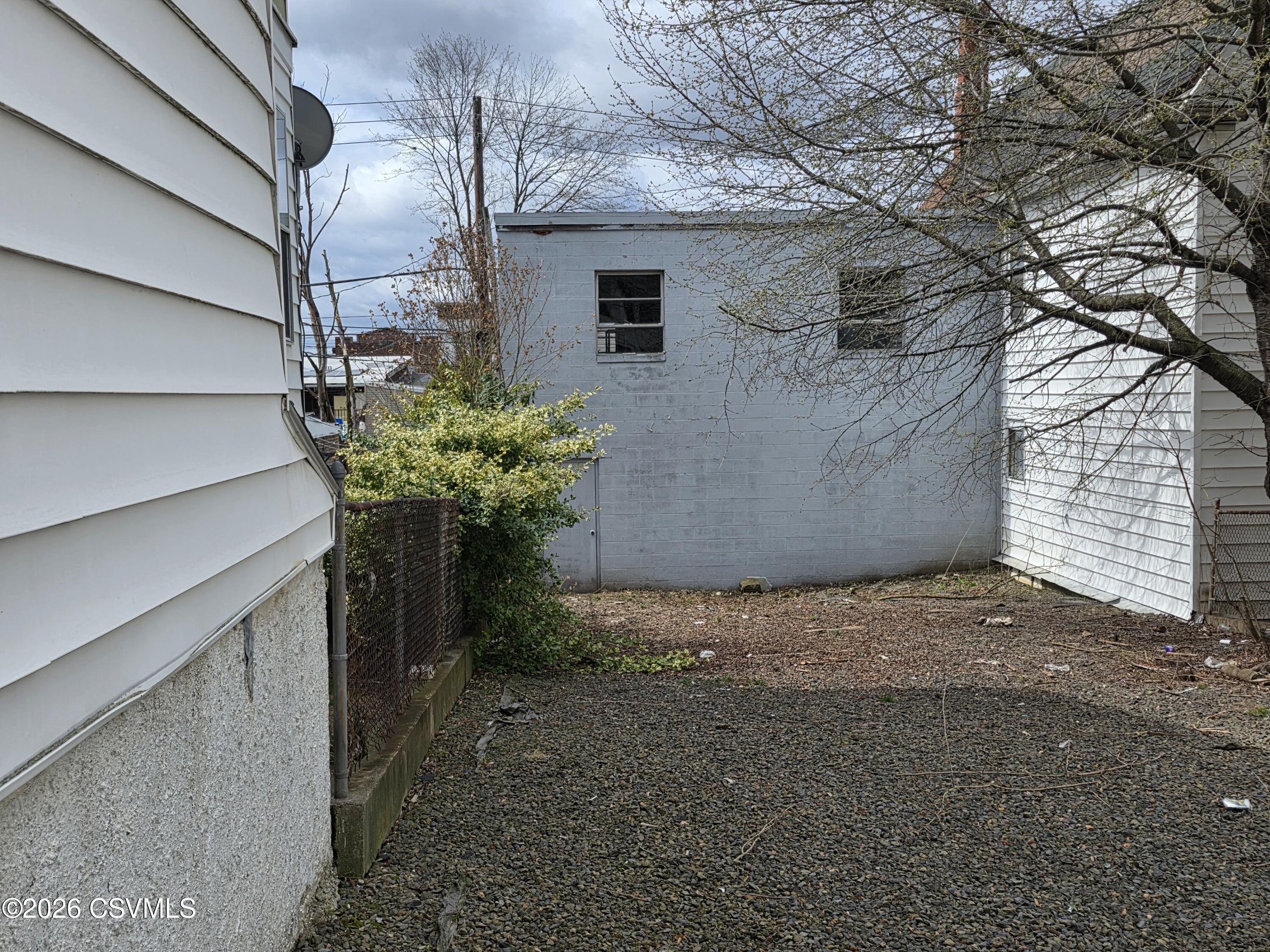 104-106 S HICKORY Street