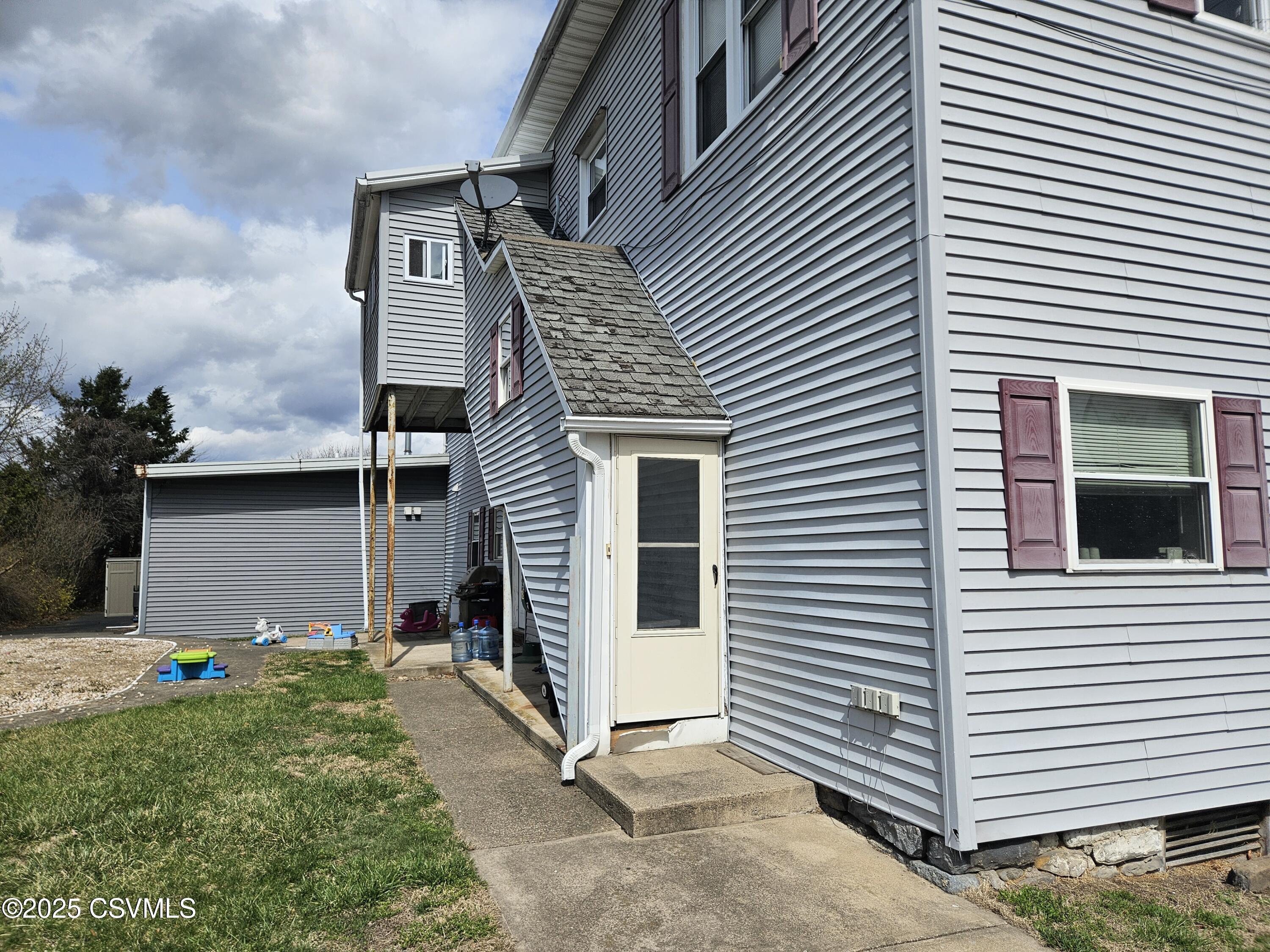 202 W 3RD Street