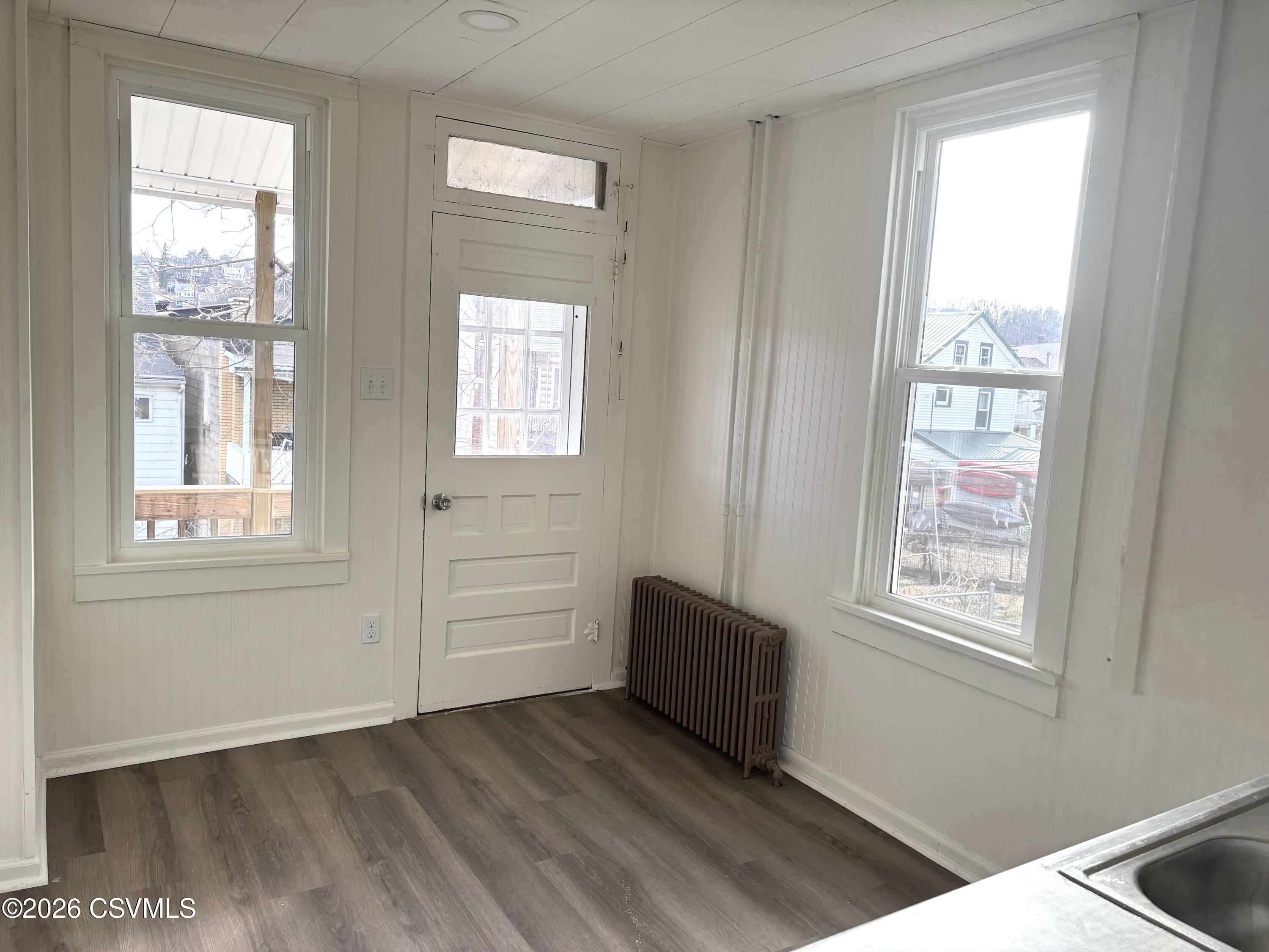 934 W INDEPENDENCE Street