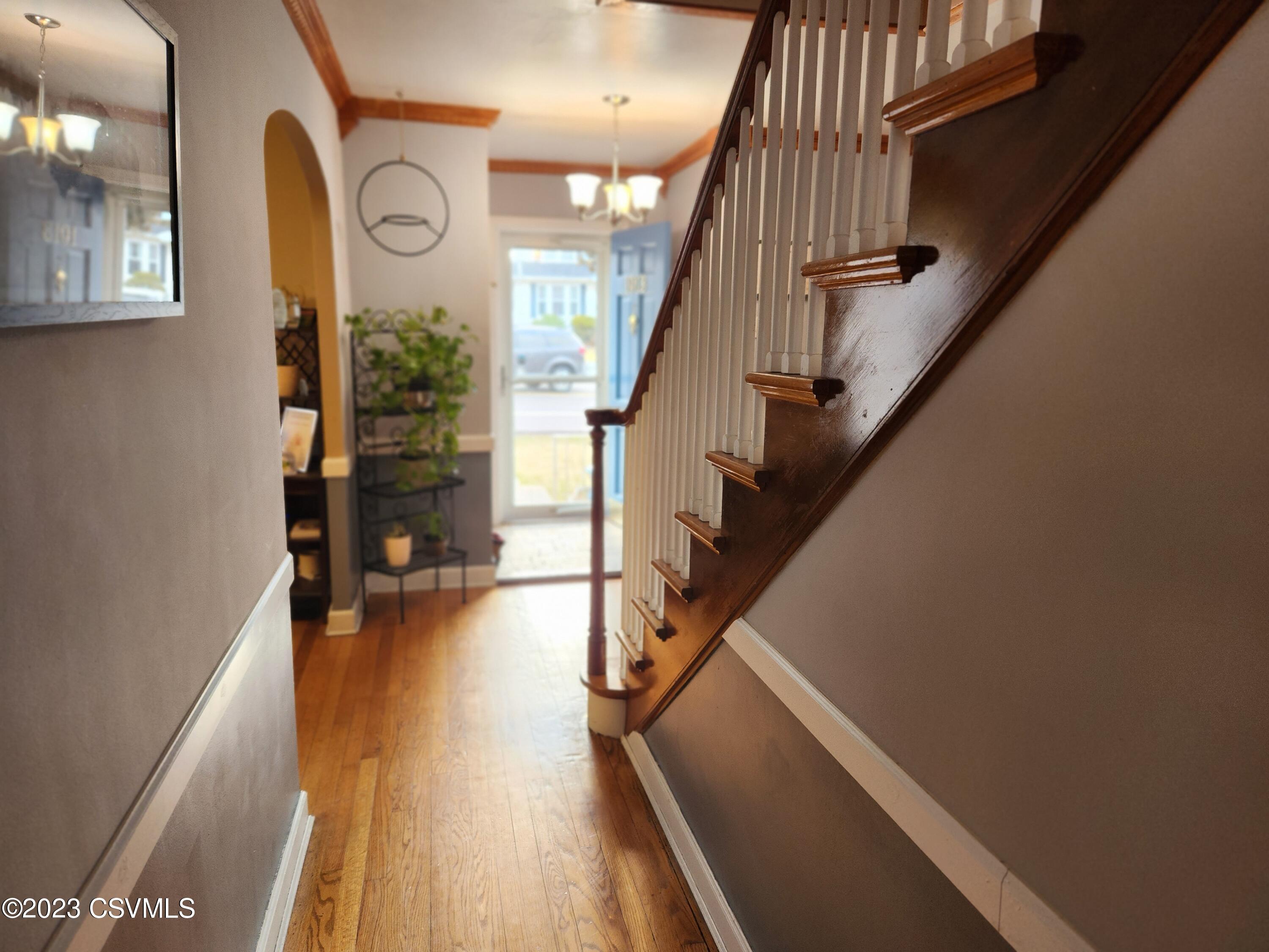 Photo 6 of 35 of 1013 E BROAD Street house