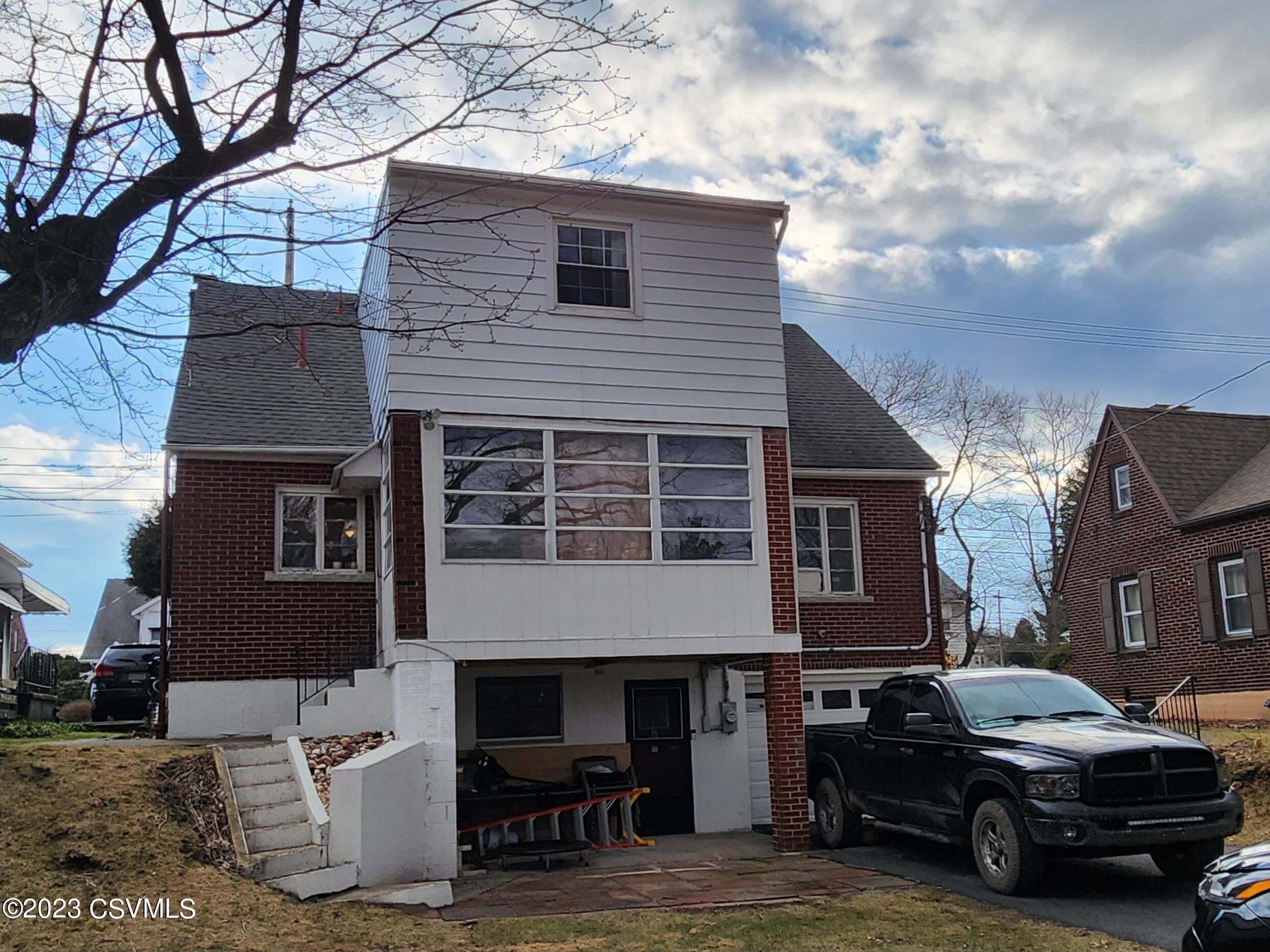 Photo 4 of 35 of 1013 E BROAD Street house