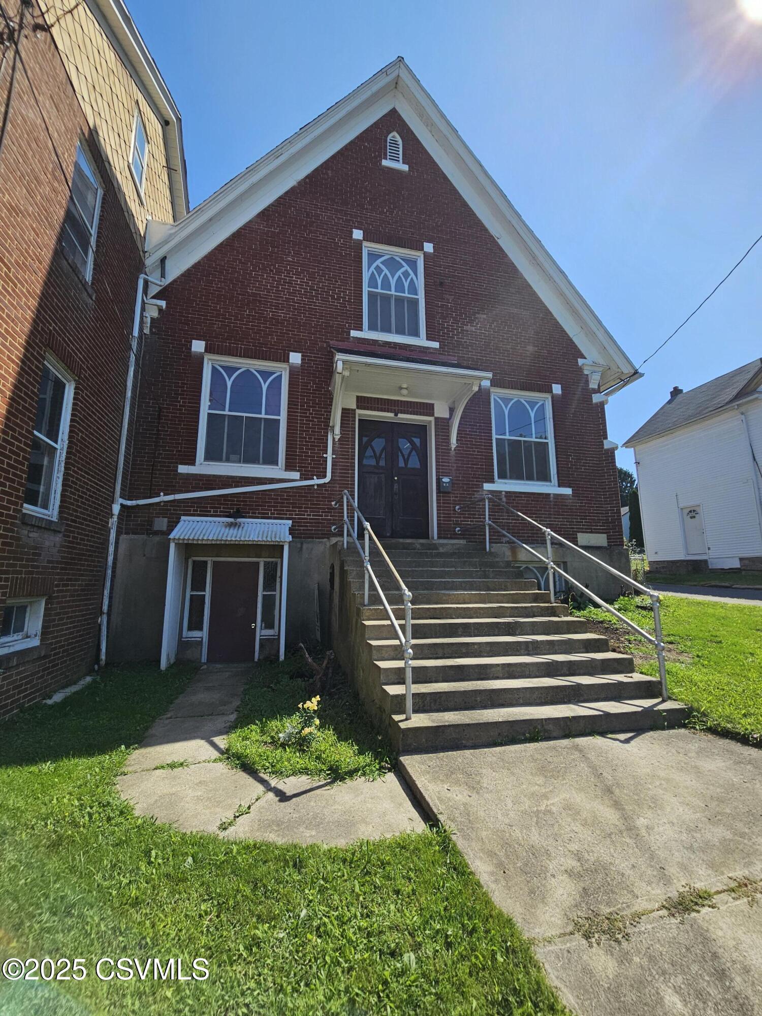 818 W PINE Street