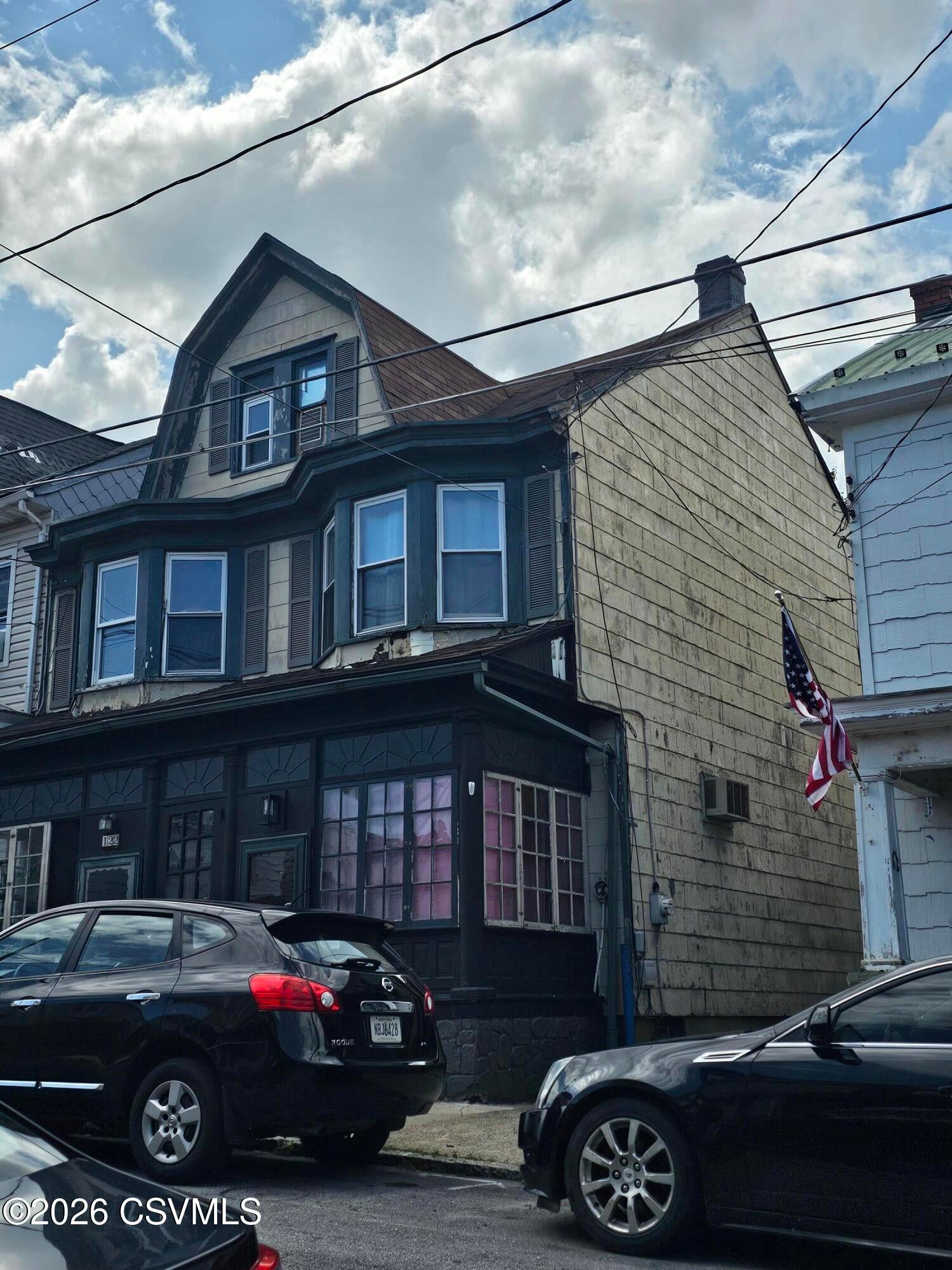 120 E CHESTNUT Street