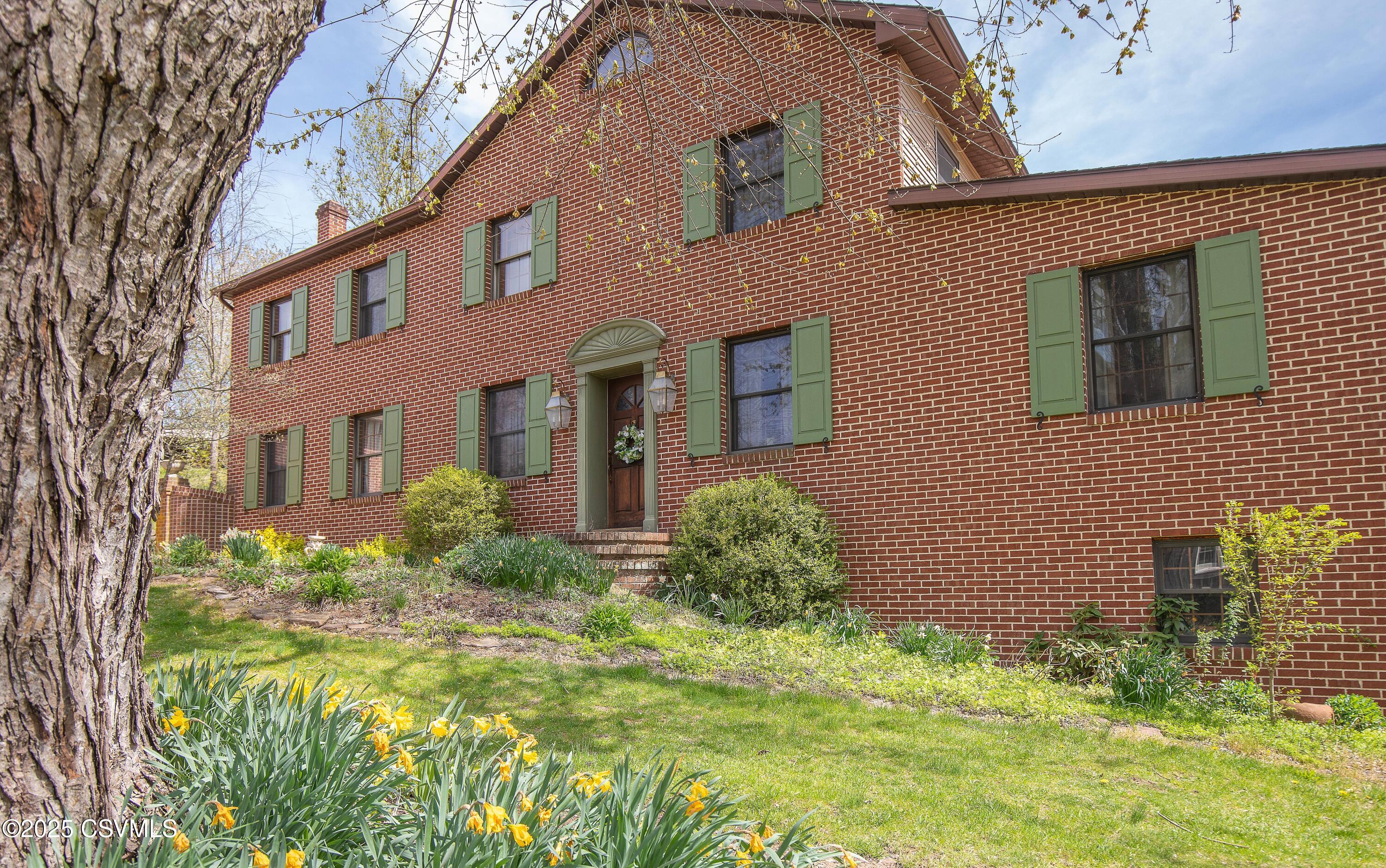 1109 HOLLOW Road