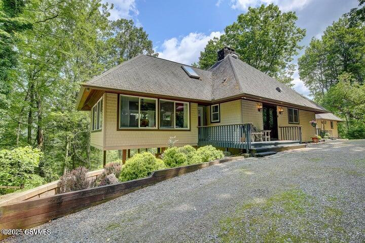 Properties 3 582 MOSTELLER Road