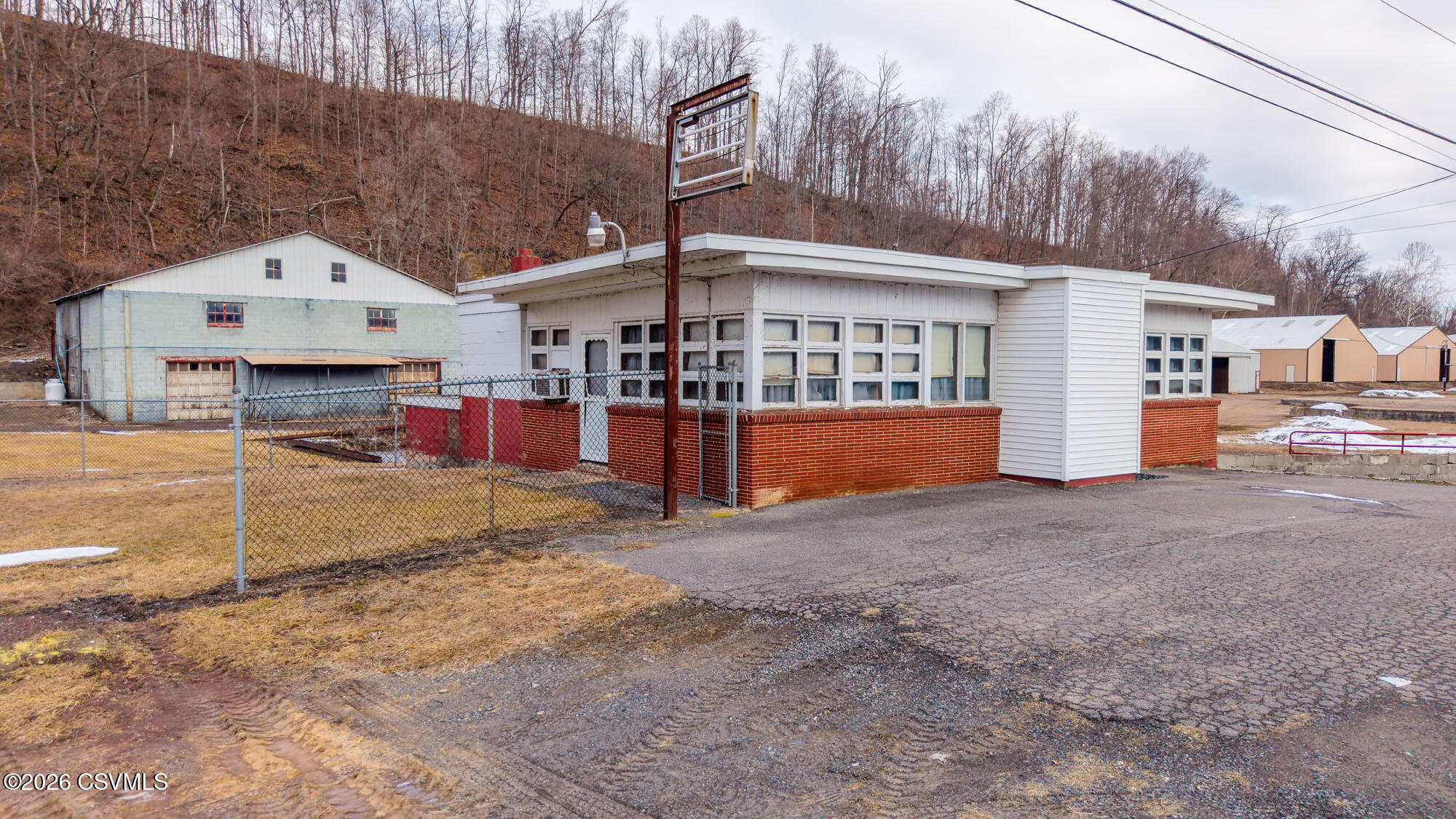 3825 COLUMBIA Boulevard