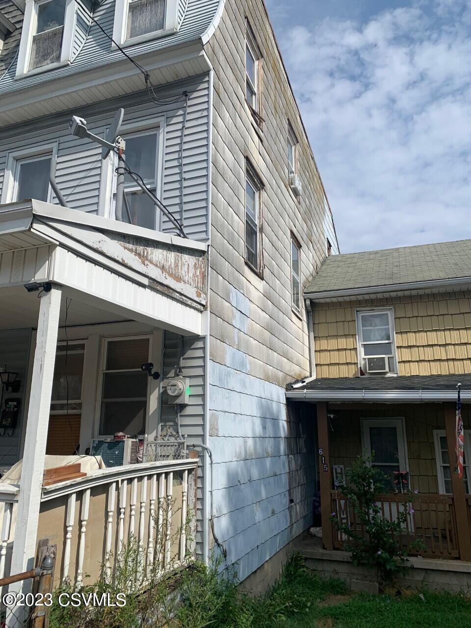Photo 2 of 3 of 617 W PINE Street house