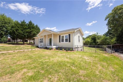 Single Family Residence in Seneca SC 1316 South 6th Street 1.jpg