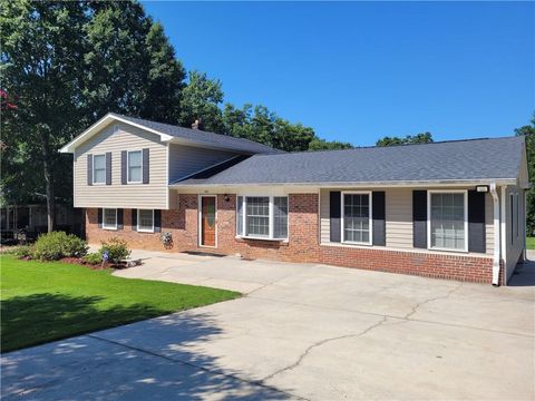 Photo for 1008 Royal Summit Drive, Seneca, SC 29678 (MLS # 20253284)