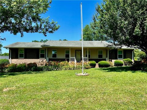 Single Family Residence in Belton SC 105 Fleetwood Drive.jpg