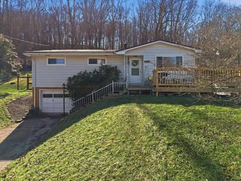 915 Maple Lane Sistersville WV 26175