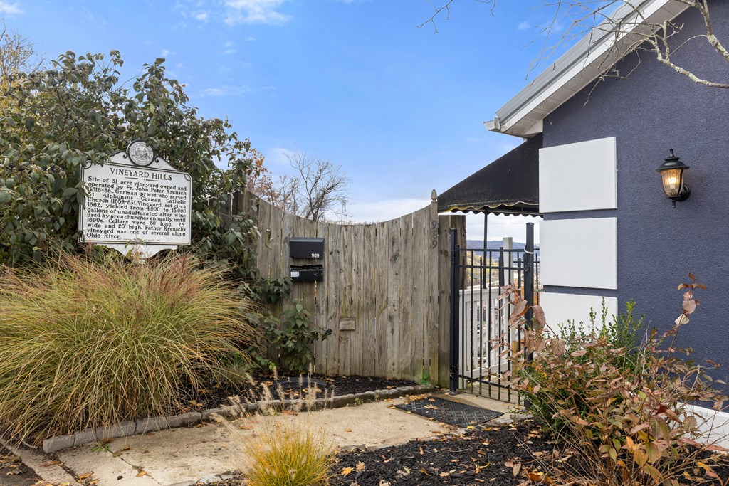 989 GRANDVIEW STREET