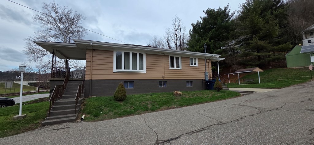 *16 Roosevelt Avenue