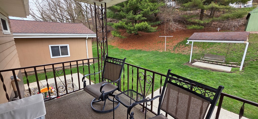 *16 Roosevelt Avenue