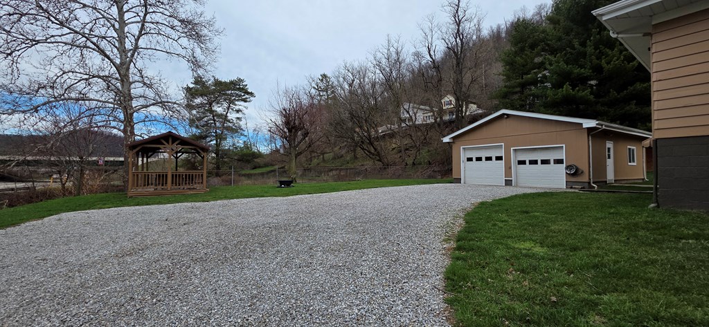 *16 Roosevelt Avenue