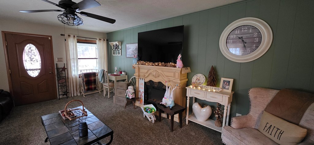 *16 Roosevelt Avenue