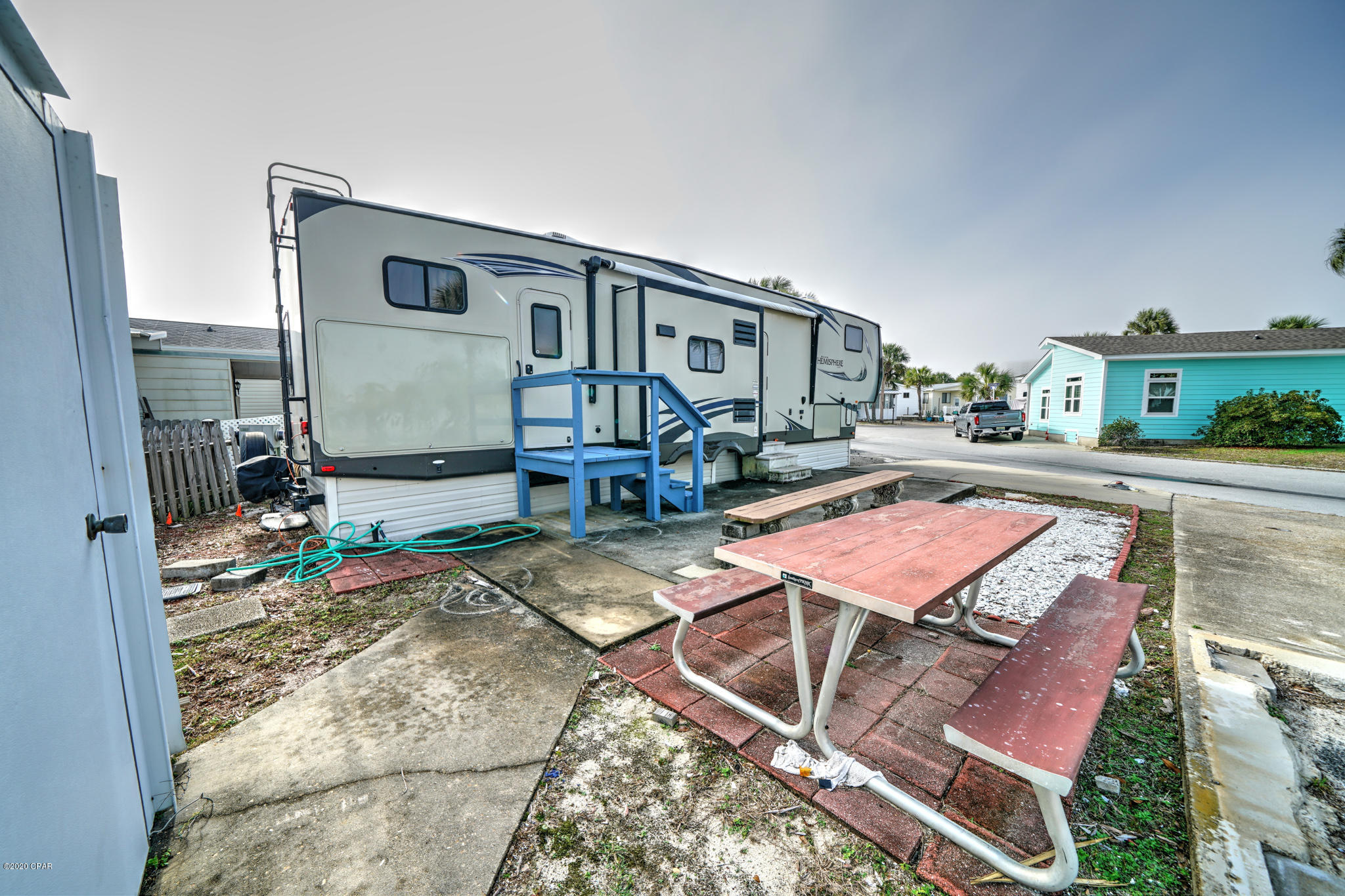 Venture Out Travel Trail - Land