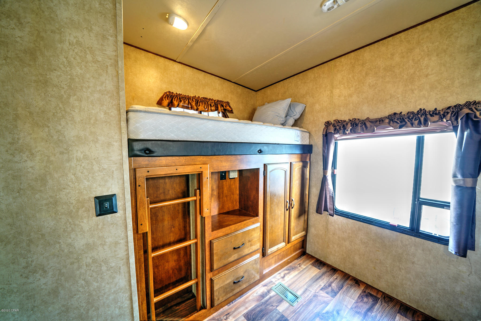 Venture Out Travel Trail - Land