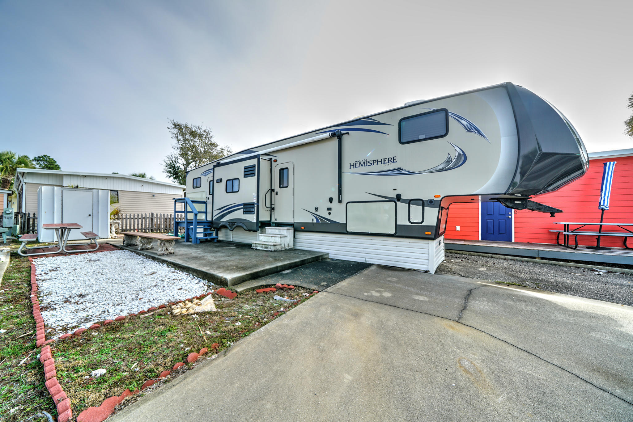 Venture Out Travel Trail - Land