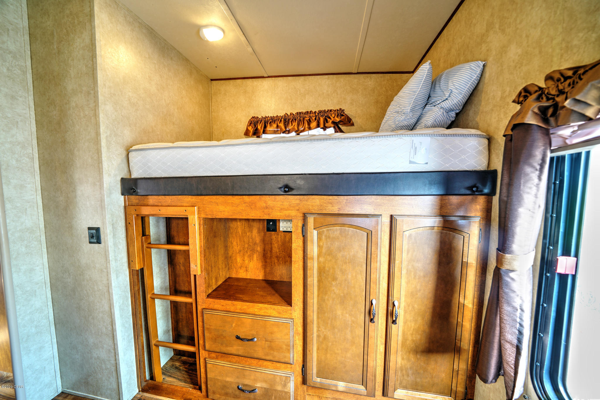 Venture Out Travel Trail - Land