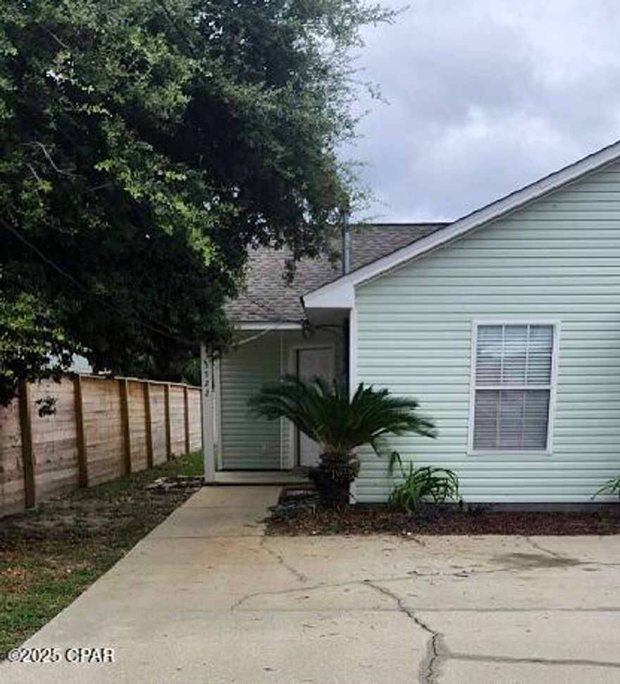 Walking Distance to the beach!
Duplex! Walking Distance to the beach!
1 master bedroom, bonus room/office, 1.5 bath, open living area with vaulted ceiling open to the kitchen, breakfast bar, stackable W/D included AS IS, tile flooring in the common areas and berber carpet in the bedroom/bonus room, covered front porch and open back patio.
All Electric/Septic Tank
No Pets!