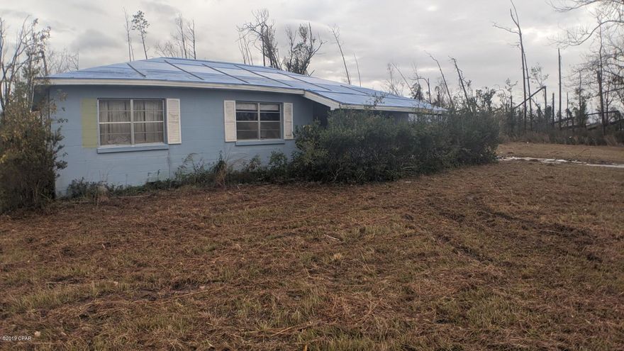 Attention Investors: Located in a quiet and peaceful neighborhood, this property in Panama City is a great investment. Featuring 1900 sqft of living space, 3 beds and 1.5 baths. Property needs repairs and updates, but other than that, a great opportunity for the right buyer.