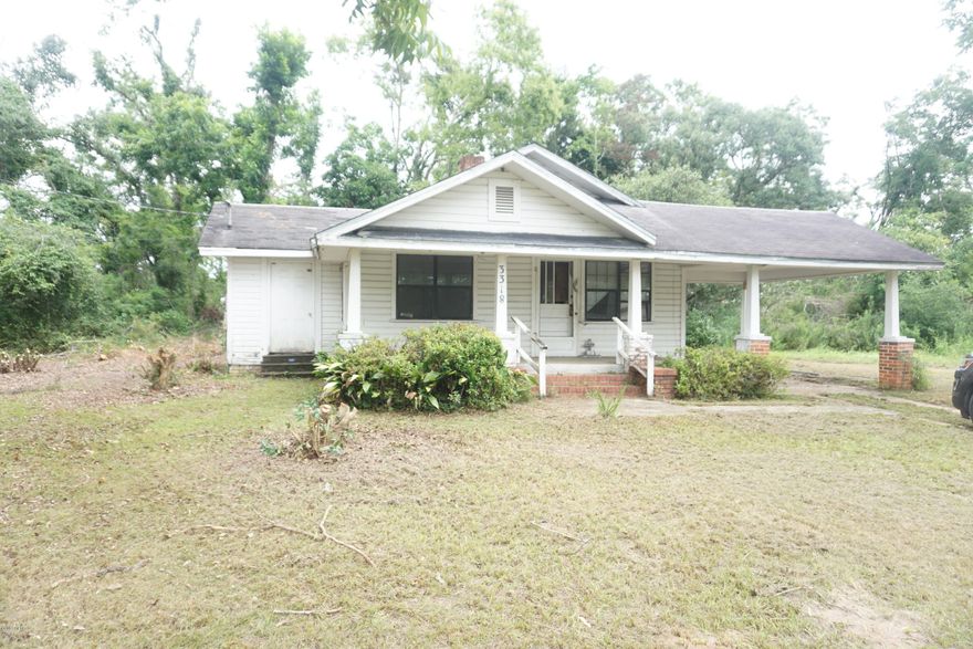 Investment opportunity or fixer upper! This property consists of 4.89 acres with paved road frontage, approximately 3 miles from Marianna and close Hwy 231. The house needs some TLC. It features a covered front porch and attached carport. It has original tongue and groove walls and ceilings in some rooms. Don't miss this opportunity to make this home beautiful again!