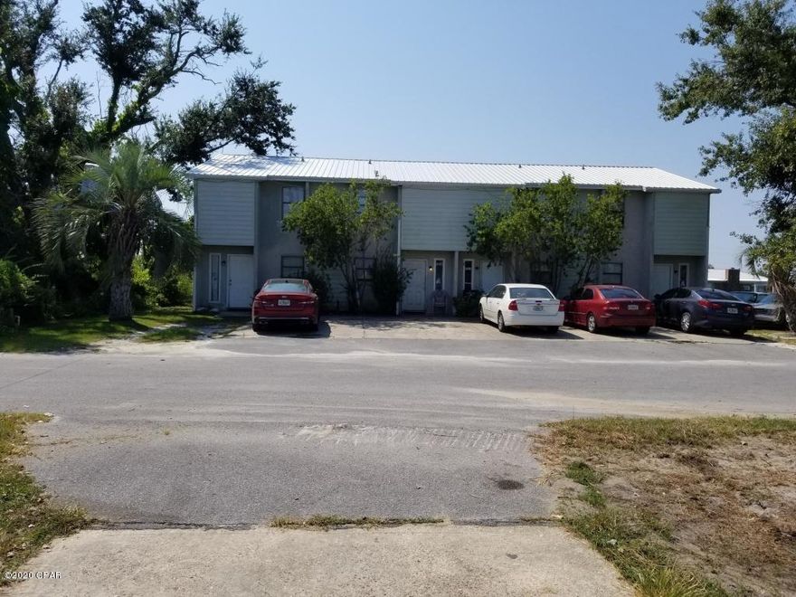 This townhome offers 2 Bedrooms and 1.5 Bath. Located near schools, shopping, and dining.



*No Pets*