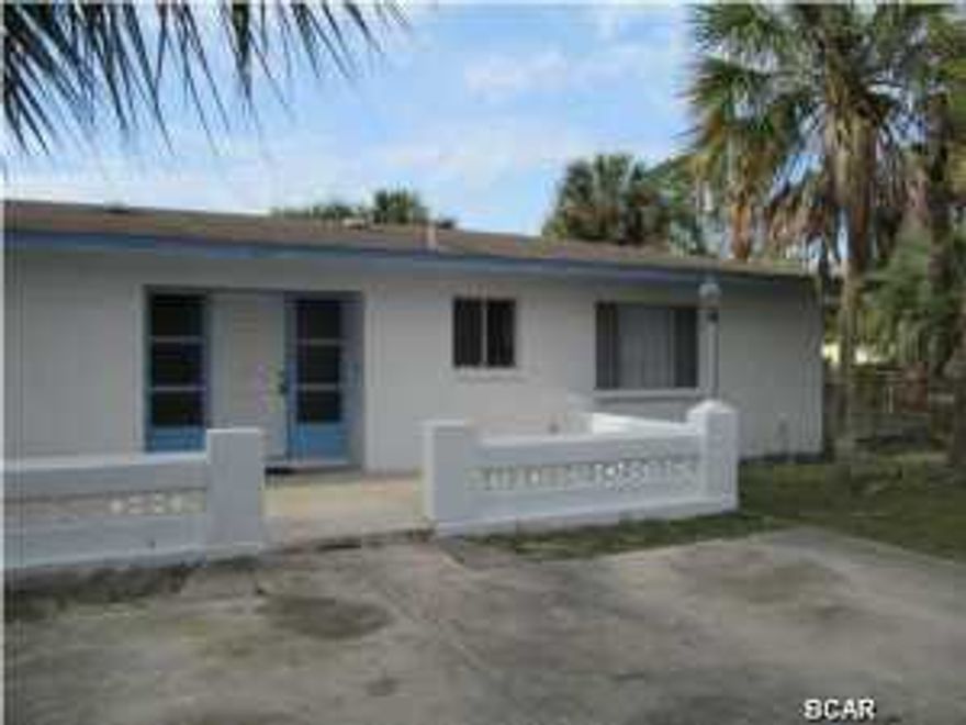 cute 2 bedroom 2 bath home walking distance to the beach. Close to the Navy base.