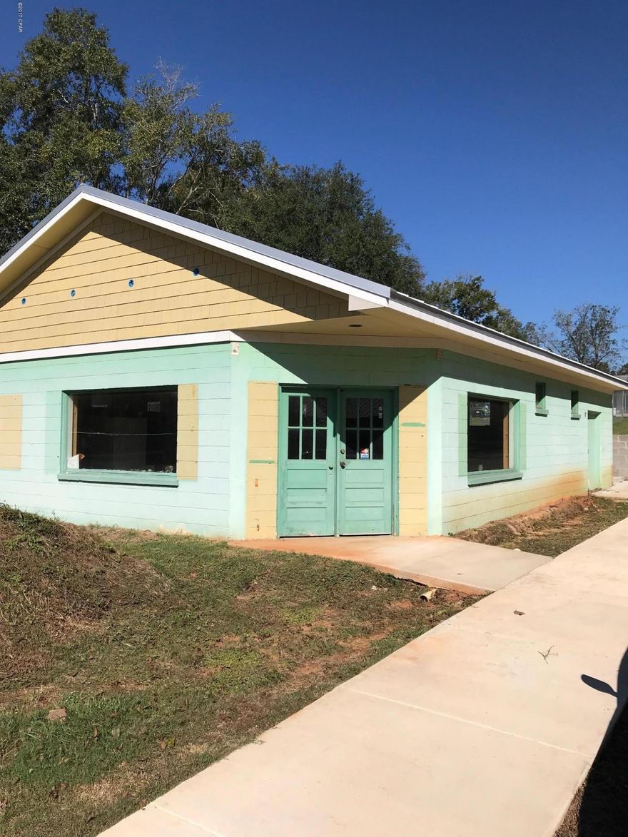 Commercial building in Sneads! Perfect location for a variety of commercial applications, at the corner of Green and Old Spanish Trail. Brand new standing seam metal roof installed recently. Interior is studded and wired for electrical. It’s ready for your Business to put the finishing touches on it!