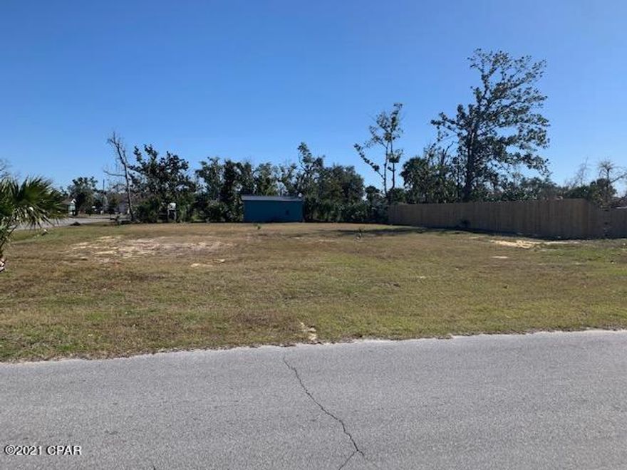 Large building lot located in Lynn Haven only a block from Leslie Porter Park.  Build your new home with convenience to shopping, schools, restaurants and public boat ramp.