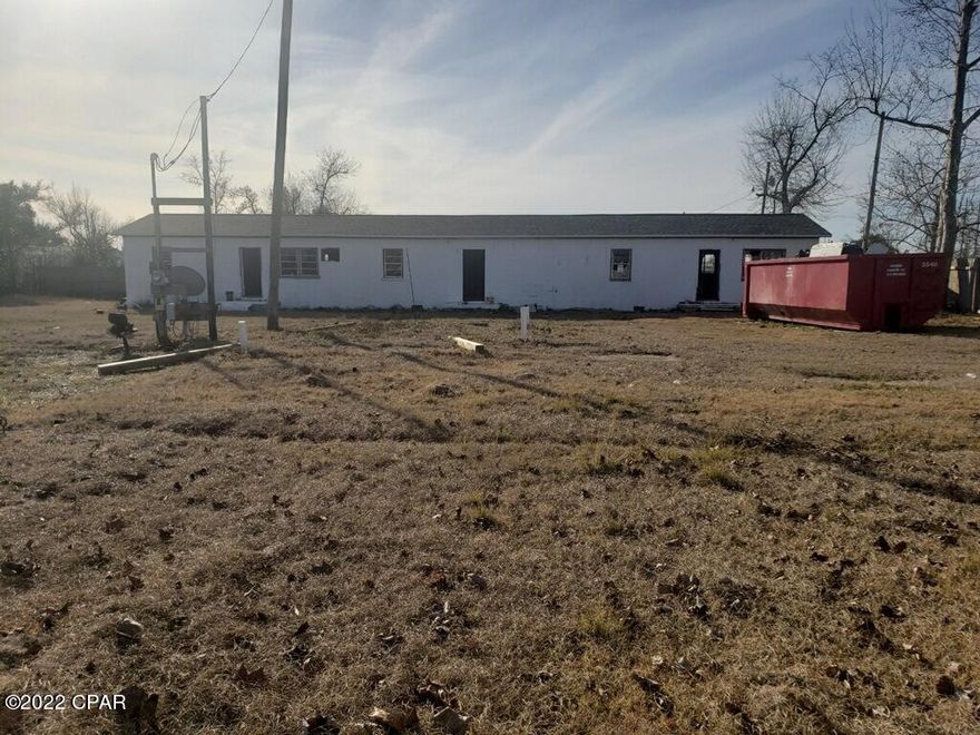 ATTENTION INVESTORS!!!!!GREAT INVESTMENT OPPORTUNITY FOR RENTAL INCOME. 3 UNITS POTENTIAL rent a month is around $1000. New roof. Each unit has 2 bedroom and 1 bathroom. Cash only. Buyer to verify all pertinent information including the sq. footage and lot dimension.