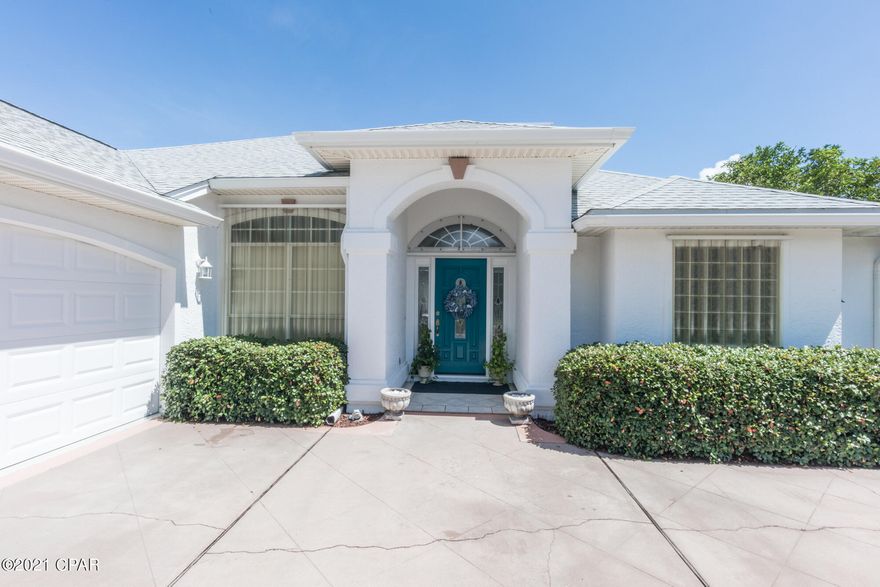 Beautiful Summer Breeze Home . This Home has been Updated and Pride of Ownership Shows .Great Floor Plan with the Master on One end of the Home .Screened Sunroom looking out Over The Beautiful Pool .Little Secret Little Putting Green on the Side ..Outside Freshly Painted 2 Car Garage .Newer Roof .Kitchen and Bathroom have Beautiful Granite Counters .

THIS is a Much See .